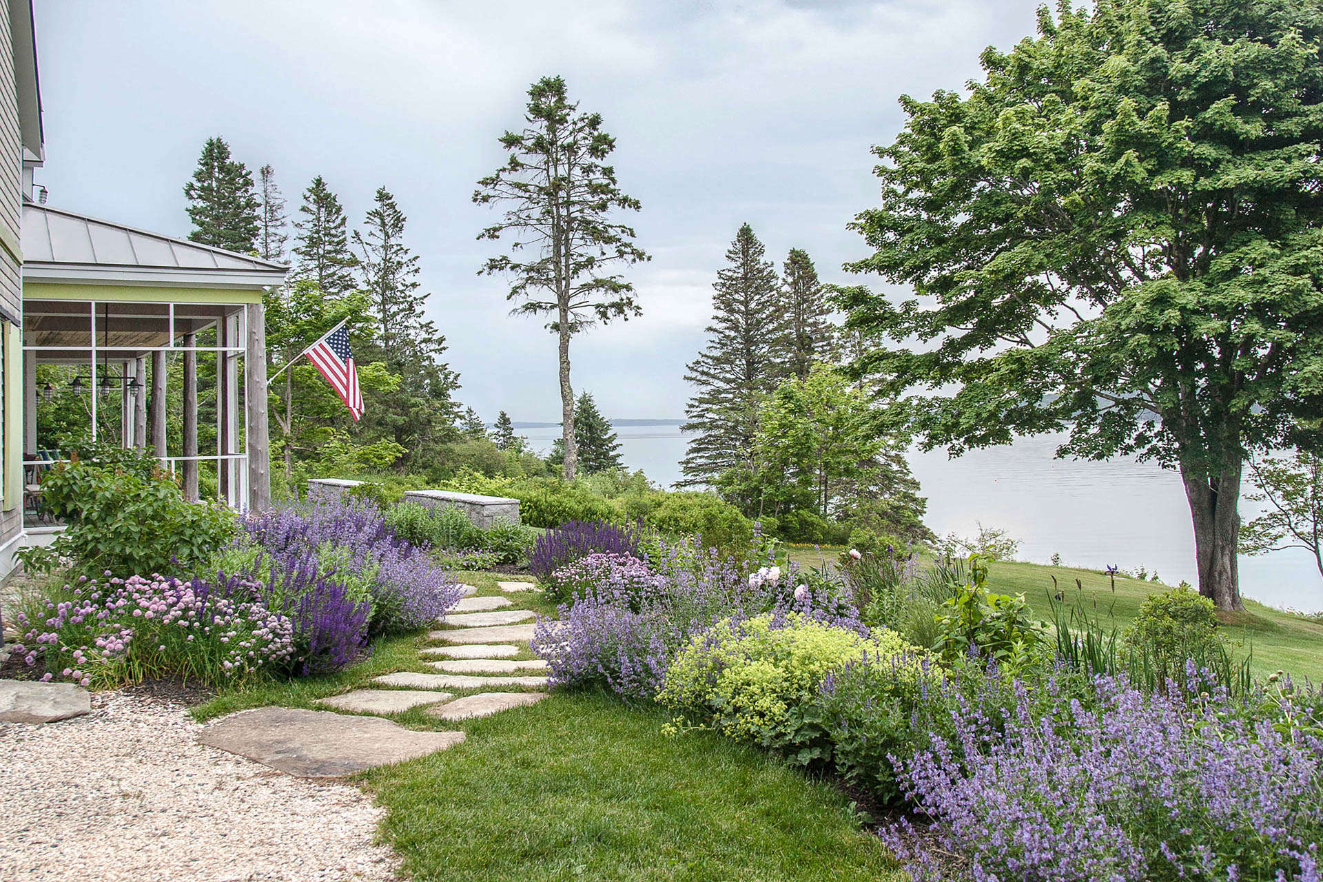 http://www.gardenista.com/wp-content/uploads/2016/06/16-Matthew-Cunningham-Landscape-Design-Clamshell-Alley-purple-perennials-flag-driveway-gardenista.jpg