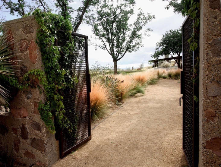 A stabilized decomposed granite path in a landscape designed by landscape architect Christine Ten Eyck. Photograph courtesy of \20\14 American Society of Landscape Architects Awards.