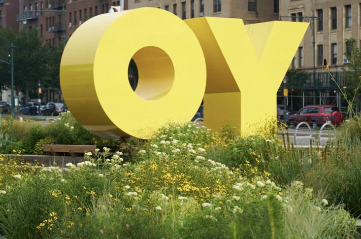 As the only vertical element in the garden, artist Deborah Kass’s yellow OY/YO sculpture draws focus. The Museum describes the piece as evoking “joy and unity in its playful monumentalizing of classic New York slang.”