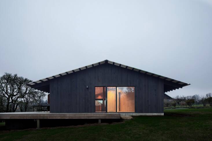 this bungalow in oregon by portland based architect landry smith features verti 21