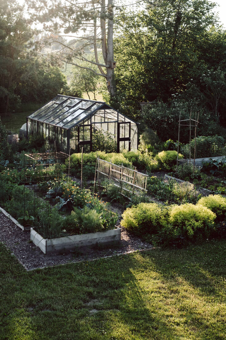 Beyond the Meadows, by Susann Probst and Yannic Schon, Greenhouse in MidJune
