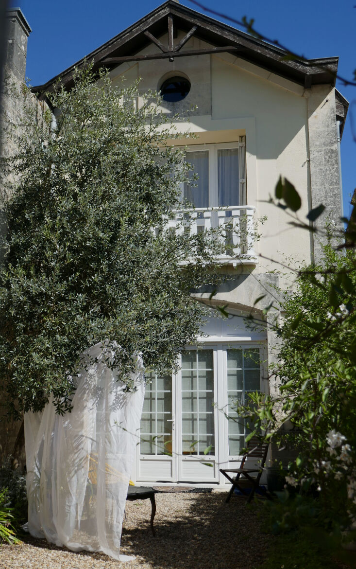 \2\20;The glorious sunshine over the Easter bank holiday weekend was a wonderful surprise in Charente-Maritime, France, giving the locals a taste of the long, hot summer days to come. A fine, white curtain, draped romantically from a tree, provided just enough shade and privacy in this town garden—showing how magical and effective simple spontaneity can be.\2\2\1; \2\1\1; Deborah Eydmann