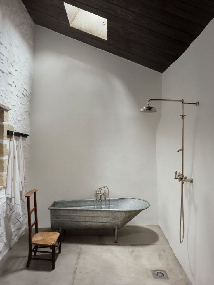 \2\20;I love the bathroom and kitchen and, well, the whole beautiful house, of curator Nicolas Trembley\2\17;s \14th-century priory in the South of France featured in ArkJournal recently. The photos are by Pauline Chardin with styling by designer Mathias Mentze. The project was a collaborative effort between NeM Architectes, Teruhiro Yanagihara Studio, and Bakkes&Co. You can see more by combing through @nicholastrembley\2\16;s account.\2\2\1; \2\1\1; Deborah Eydmann; photograph by Pauline Chardin for ArkJournal