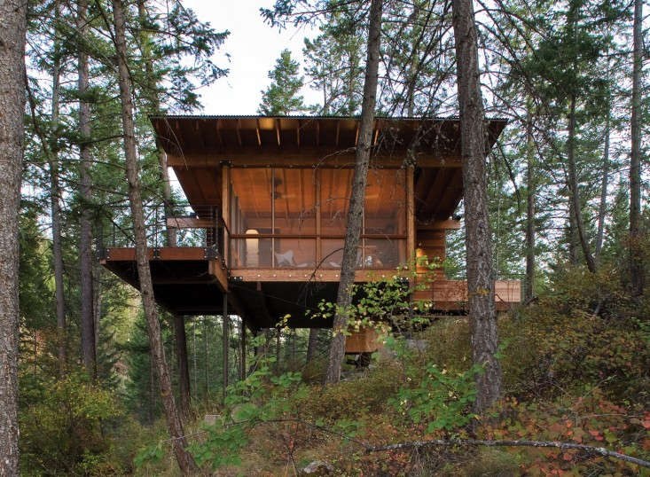 In western Montana, on the southern shore of the biggest freshwater water lake west of the Mississippi River Texas-based architects Andersson-Wise designed a cabin on stilts with a living room that doubles as screened porch. Photograph courtesy of Andersson-Wise, from Into the Woods: A Cabin on Flathead Lake.
