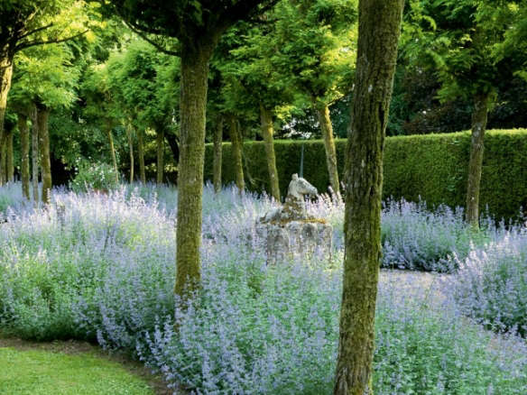 Required Reading: The English Country House Garden