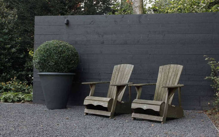 Trend Alert Black Fences Gardenista - Best Black Paint Color For Fence