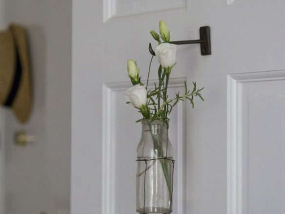 Small Space DIY: Black Wire Hanging Vase