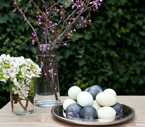 DIY: Hibiscus-Dyed Easter Eggs