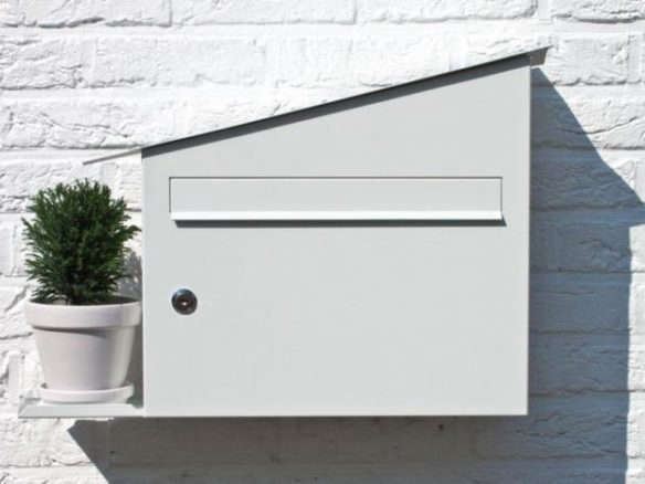 Curb Appeal: A White Mailbox That’s Green