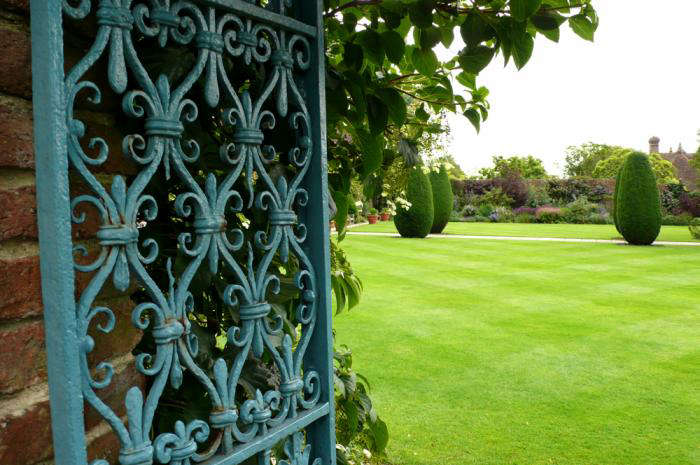 Paint Colors for Iron Gates and Fences - Gardenista