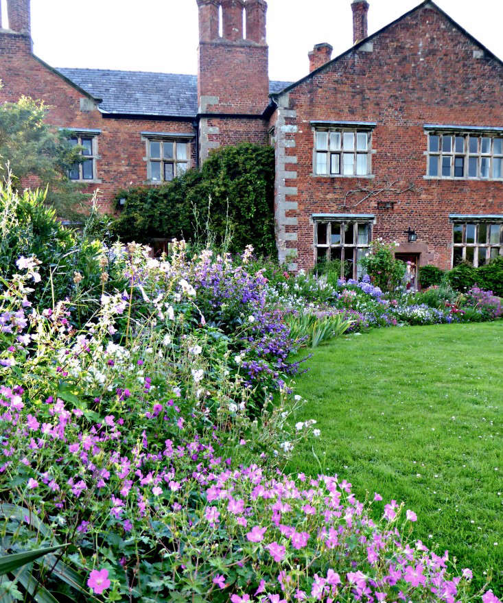10 Ideas to Steal from English Cottage Gardens - Gardenista