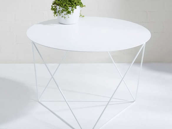10 Easy Pieces: White Side Tables for Patio or Porch