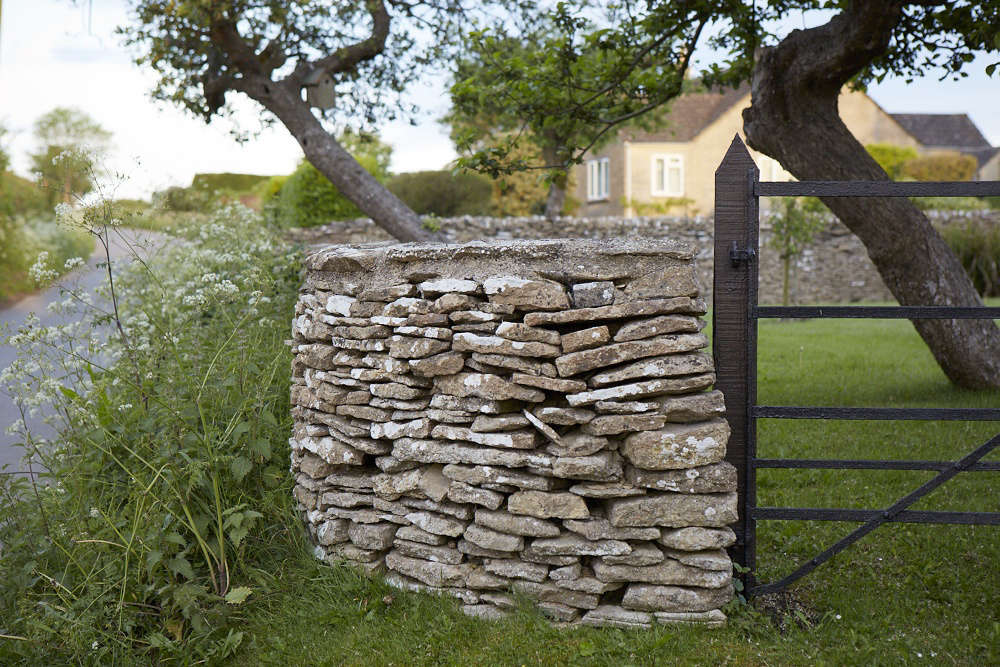 Hardscaping 101 Dry Stone Walls Gardenista - How To Build Dry Stack Stone Wall