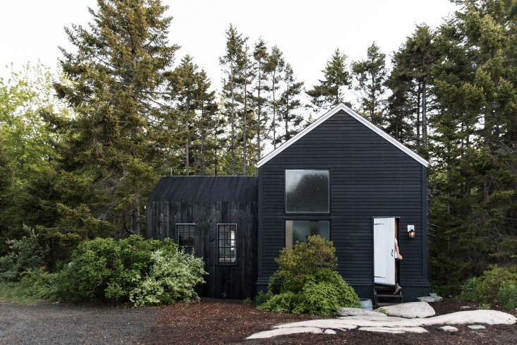 Maine has no shortage of pine trees. The Soot House, pictured here, uses mulch made from the area’s fallen spruce trees. Photograph by Greta Rybus, from Curb Appeal: A Classic New England Color Palette on Spruce Head in Maine.
