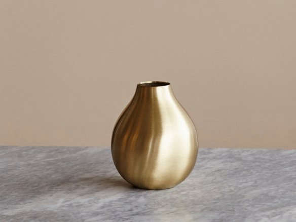 The New Glamour: 10 Brass Vases for Candlelit Holidays