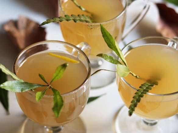 Festive Recipes: Apple Cocktails for the Holidays