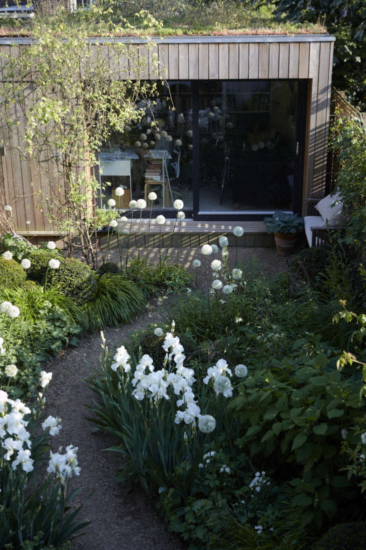 A work studio faces the house in Sheila Jack&#8\2\17;s garden in Hammersmith, London.