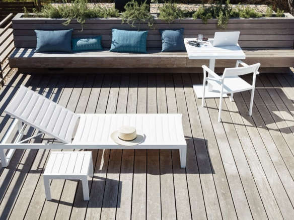 10 Easy Pieces: Modern White Outdoor Chaise Lounges