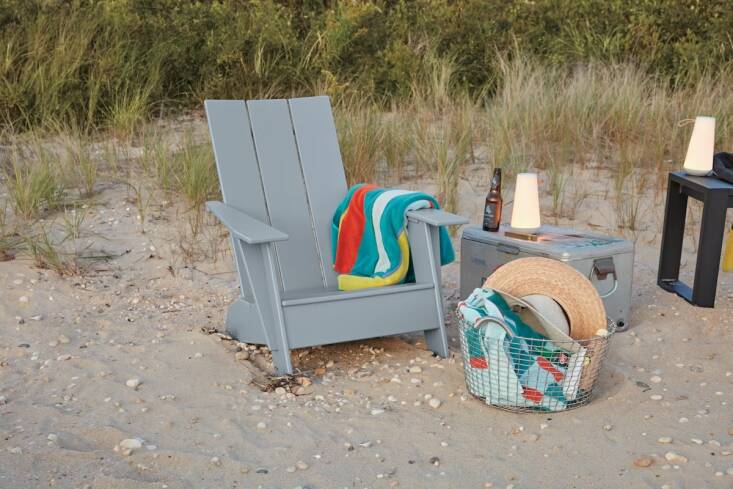 Da Loll Designs, uma cadeira Adirondack resistente às intempéries feita de plástico reciclado (principalmente jarras de leite) vem em impressionantes 13 cores, incluindo azul cinza, como na foto; \$795 em DWR.