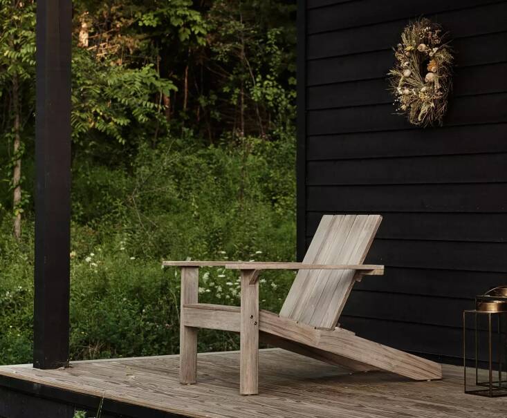A cadeira Teak Adirondack é pré-tratada para resistir ao desgaste do sol e da chuva. Isto