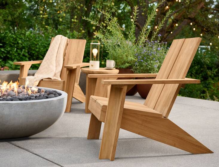 A cadeira Vaughn Adirondack de nível contratual é feita de teca com certificação FSC; isto