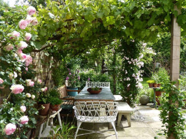 zinc-table-rose-arbor-daisy-garnett-garden-london-gardenista-e1467667577458