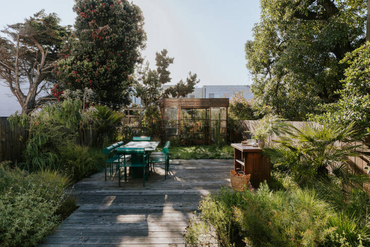 The garden takes inspiration from the landscapes and architecture of Sea Ranch and the Eames Case Study House #8. Photograph by Jorden DeGaetano, courtesy of Talc Studio. from Landscape Design Visit: ‘Moving Art’ in a San Francisco Yard by Talc Studio.