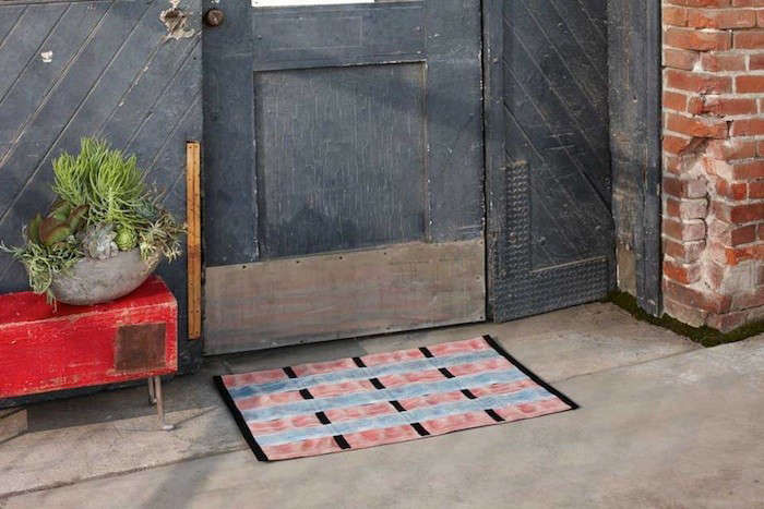 10 Easy Pieces: Colorful Doormats - Gardenista