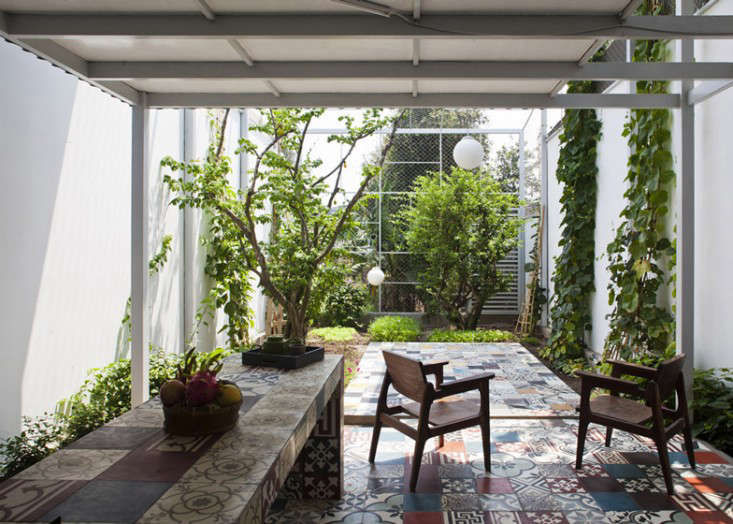 SaigonStory:CrazyQuiltTileinaCourtyardGarden-Gardenista