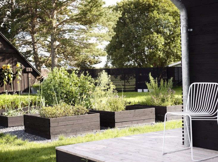 Landscape Design: 10 Gardens Transformed by Raised Beds - Gardenista