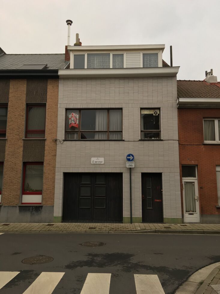 The front of the house was greenery-free and charmless when Kelly and Arthur purchased it.