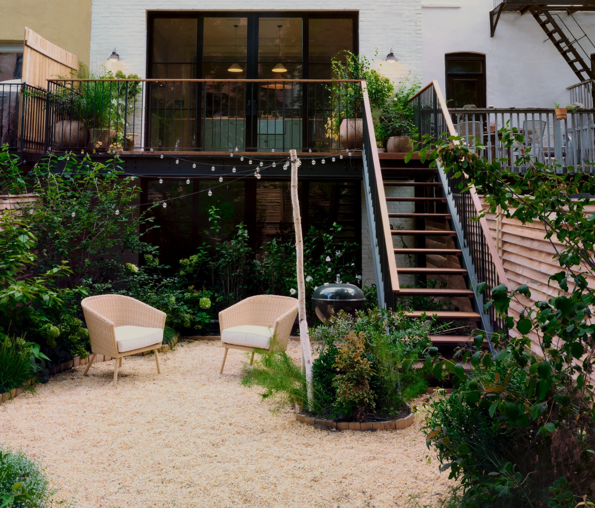 Brooklyn Backyard Visit: Pea Gravel Stars in the Transformation of an Urban Garden by Verru Design