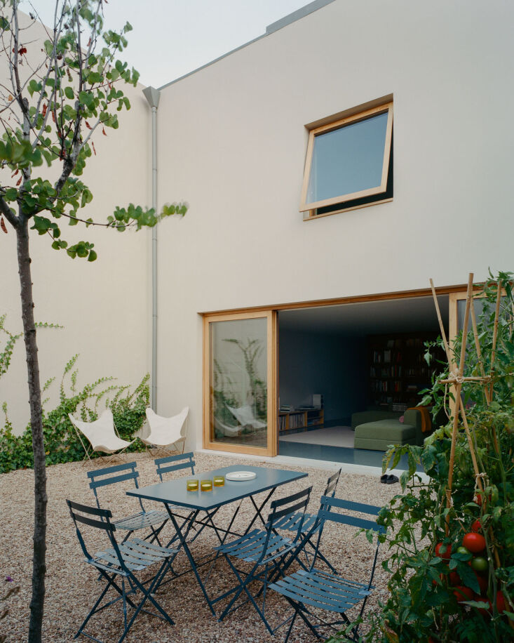 A bistro dining set, in blue, echoes the blue industrial flooring on the inside.