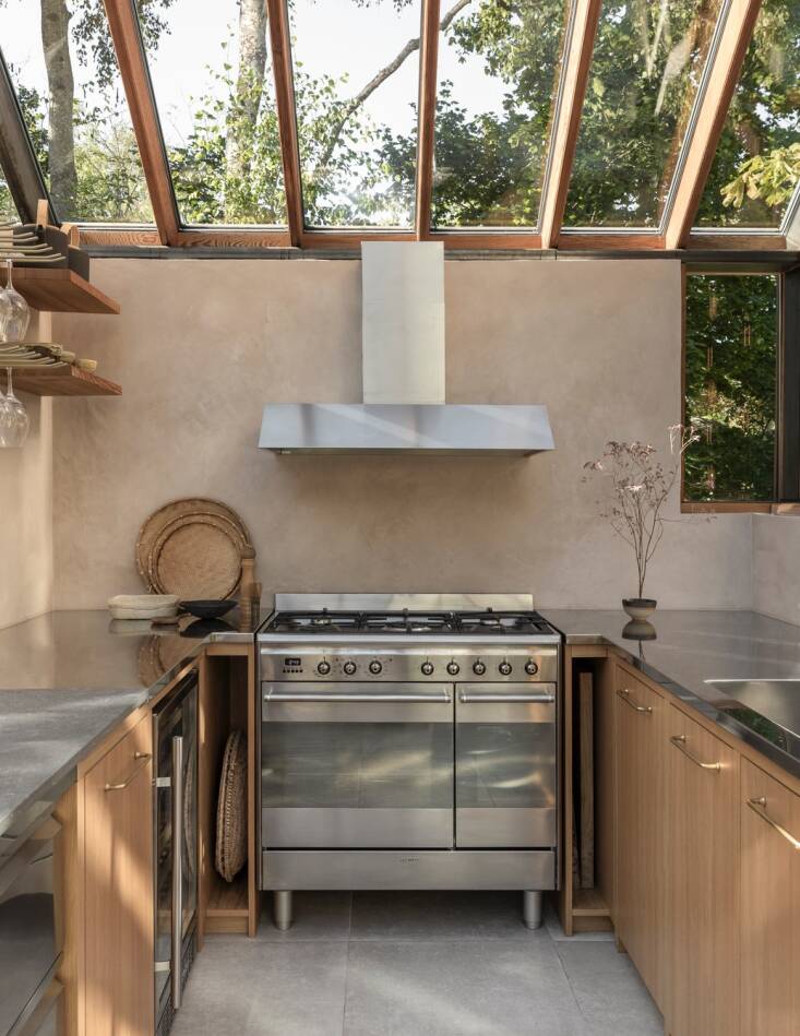 The stove is by Smeg and the range hood is by Fjäråskupan.
