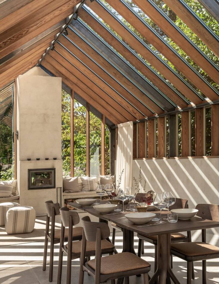 On the other side of the kitchen is the dining and sitting areas. The foundation and plastered parts of the orangery are composed of LECA (Lightweight Expanded Clay Aggregate) blocks, a building material that carries a lower carbon footprint than standard cement.