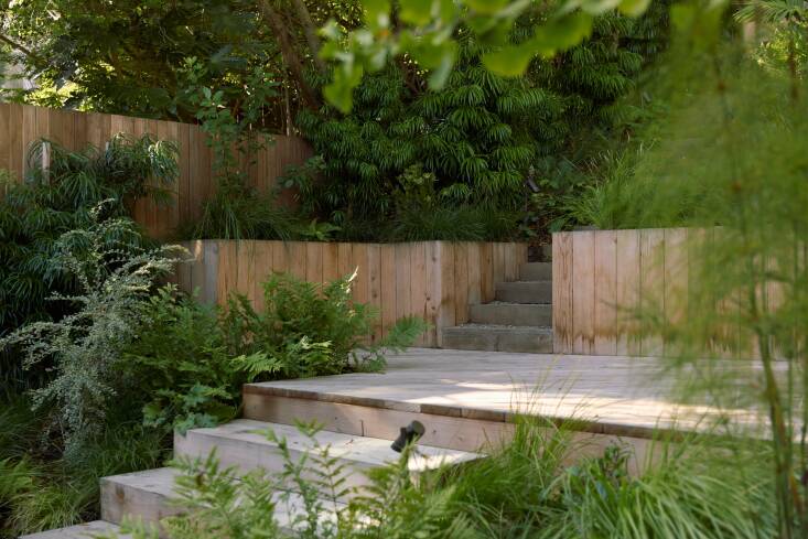 The designers integrated various flat areas along the path leading up the slope.