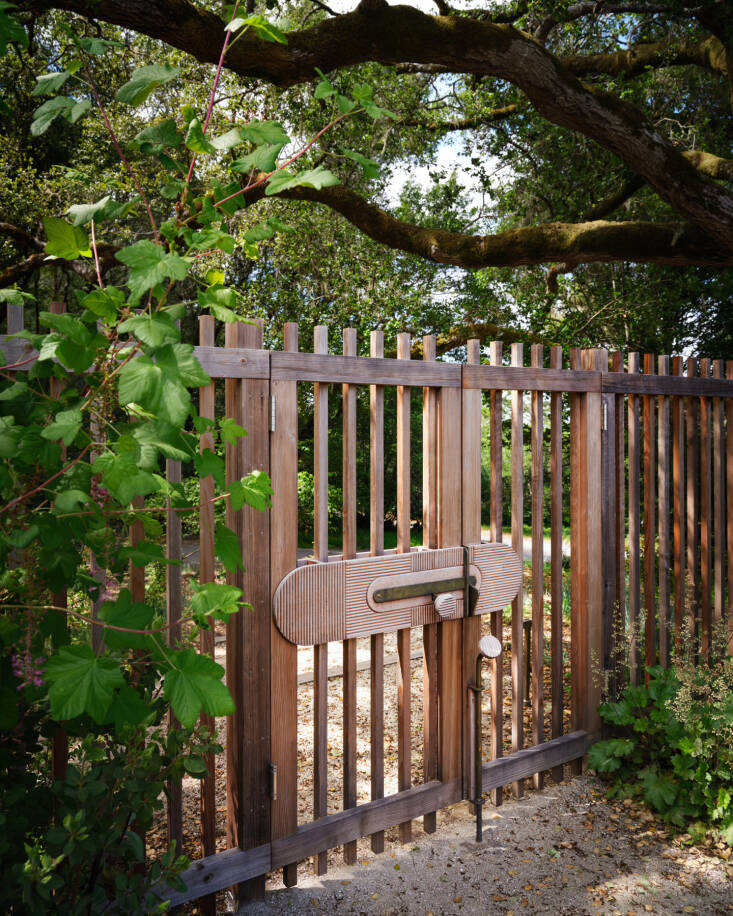 Early design studies explored driftwood and boardwalk references drawn from the nearby coast, at the original request of the client. Those ideas ultimately found their way into the surfboard-inspired gate hardware by local artist Max Frommeld. Photo by Stephen Kent Johnson.