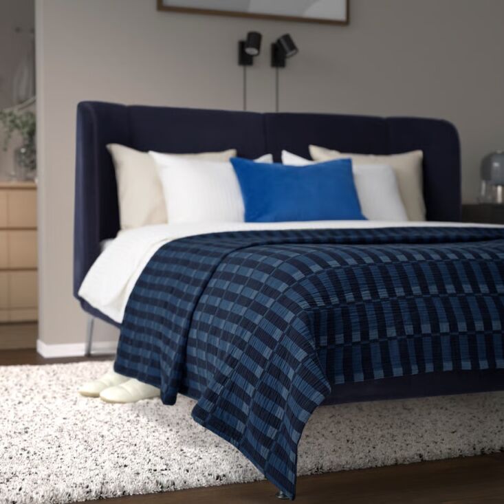  Above: \2\20;I recently bought this indigo quilt from Ikea to protect our sofa from our rambunctious dog. It\2\17;s inexpensive, good-looking, \100-percent cotton, and exactly what I was looking for.\2\2\1; \2\1\1; Fan Winston; photo from Ikea